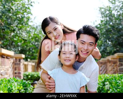 Glückliche Familie von drei im Freien lächelnd Stockfoto