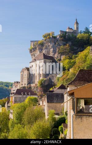 Ein schlossähnliches Gebäude in einer Stadt Stockfoto