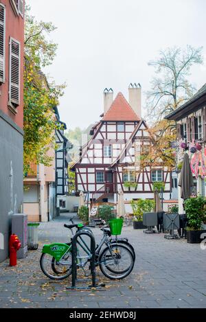 Ein Fahrrad vor einem Gebäude geparkt Stockfoto