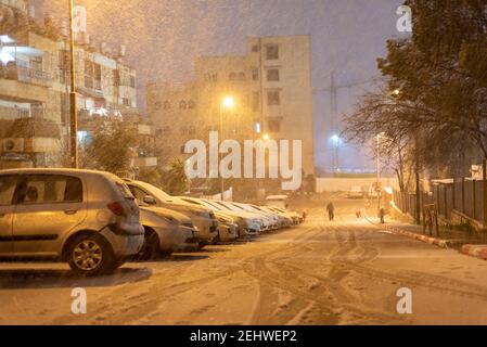 Schnee in Jerusalem 18 Februar 2021:Schnee auf der Straße nach dem massiven Schneefall am 18. Februar 2021 in Jerusalem, Israel Stockfoto