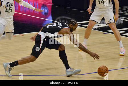 Los Angeles Clippers' Stürmer Kawhi Leonard jagt den lockeren Ball in der ersten Halbzeit gegen den Utah Jazz im Staples Center in Los Angeles am Freitag, den 19. Februar 2021. Die Clippers besiegten den Jazz 116-112. Foto von Jim Ruymen/UPI Stockfoto