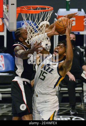 Der Utah Jazz Forward Derrick bevorzugt in der ersten Halbzeit am Freitag, den 19. Februar 2021, im Staples Center in Los Angeles die Punktzahlen gegenüber dem Los Angeles Clippers' Forward Kawhi Leonard. Die Clippers besiegten den Jazz 116-112. Foto von Jim Ruymen/UPI Stockfoto