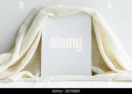 Weiße Grußkarte auf weißem Hintergrund. Hochzeit romantische Hintergrund für die Einladung. Stockfoto