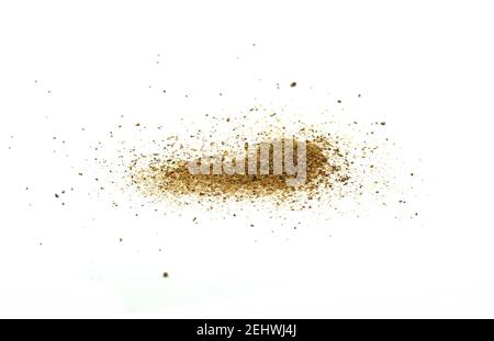 Gemahlenes Johannisbrotpulver (Ceratonia siliqua) isoliert auf weißem Hintergrund. Reife Johannisbrotschoten und Johannisbrotpulver können als Ersatz für Kakao verwendet werden. Stockfoto