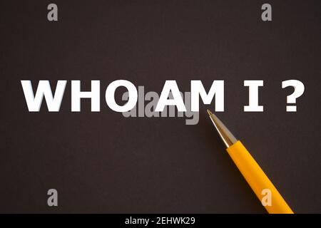 Wer bin ich Text über dunklen Hintergrund geschrieben Stockfoto
