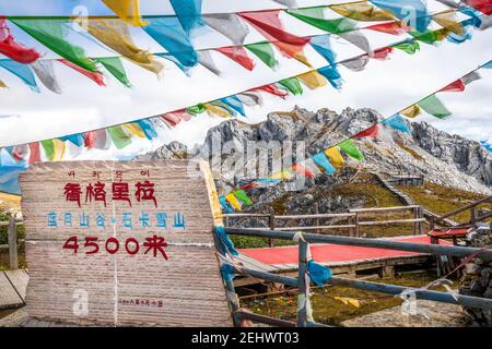 Schild und Ansicht des 4500m hohen Shika Schneeberggipfels in Shangri-La Yunnan China (Übersetzung: Blue Moon Valley, Shika Snow Mountain Summit) Stockfoto