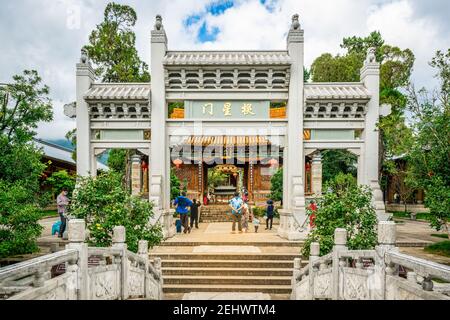 Dali China , 6 Oktober 2020 : Gebäude und Touristen im konfuzianischen Tempel der Dali Altstadt in Dali Yunnan China Stockfoto