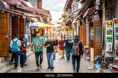 Dali China , 6 Oktober 2020 : Chinesische Touristen und alte Bai Gebäude in Xizhou alten Stadtstraße in Dali Yunnan China Stockfoto