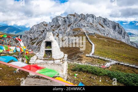 Tibetisch-buddhistischer Opferplatz und Shika Schneeberg Gipfel Blick in Shangri-La Yunnan China Stockfoto