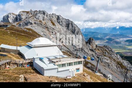 Bergbahnstation und Gipfelpanorama bei Shika Schneeberg im Blue Moon Valley in Shangri-La Yunnan China Stockfoto