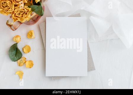 Romantische leere Grußkarte auf weißem Hintergrund für Herzlichen Glückwunsch. Hochzeit feminine Einladung. Stockfoto