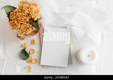 Romantische leere Grußkarte auf weißem Hintergrund für Herzlichen Glückwunsch. Hochzeit feminine Einladung. Stockfoto