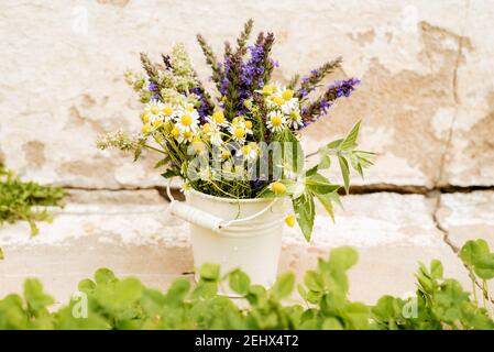 Bouquet von Teeblüten. Kamille, Zitronenmelisse und Minze. Gesunde Ernährung. Morgen im Dorf. Holzhintergrund Stockfoto