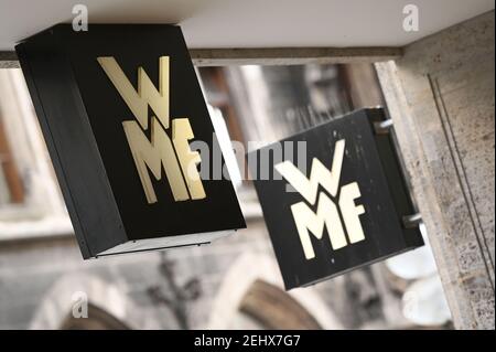 München, Deutschland. Februar 2021, 19th. WMF, Württembergische Metallwarenfabrik, Logo, Schild, Firmenemblem. Quelle: dpa/Alamy Live News Stockfoto