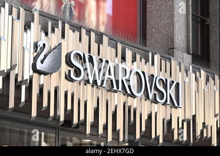 München, Deutschland. Februar 2021, 19th. SWAROVSKI Logo, Schild, Firmenemblem. Quelle: dpa/Alamy Live News Stockfoto