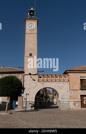 Uhrenturm neben dem Rathaus an der plaza de consuegra, toledo, spanien Stockfoto