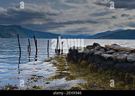 Alte Anlegestelle am Sognefjord im Dorf Balestrand mit wolkiger Himmel Stockfoto