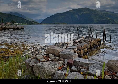 Alte Anlegestelle am Sognefjord im Dorf Balestrand Stockfoto