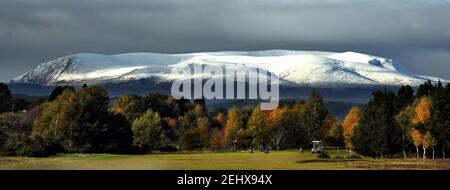 Ein Blick auf Ben Wyvis in Ostern Ross im Herbst Vom Muir of Ord Golfplatz Stockfoto