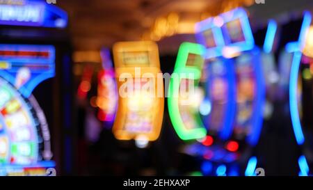 Unschärfe-Spielautomaten leuchten im Casino auf dem fabelhaften Las Vegas Strip, USA. Verschwommene Jackpot-Spielautomaten im Hotel in der Nähe der Fremont Street. Leuchtendes Neon Stockfoto