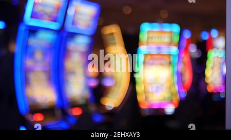 Unschärfe-Spielautomaten leuchten im Casino auf dem fabelhaften Las Vegas Strip, USA. Verschwommene Jackpot-Spielautomaten im Hotel in der Nähe der Fremont Street. Leuchtendes Neon Stockfoto