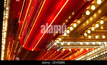 Alte angefachte elektrische Lampen blinken und leuchten in der Nacht. Abstrakte Nahaufnahme von Retro-Casino-Dekoration schimmert in Las Vegas, USA. Beleuchteter Vint Stockfoto