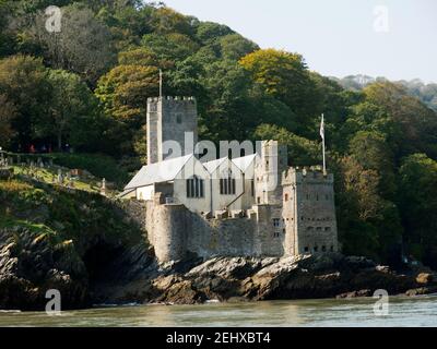 Dartmouth Castle und St. Petroc Kirche stehen an der Mündung des Flusses Dart in Devon. Stockfoto