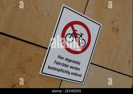 München, Deutschland. Februar 2021, 19th. Schild an der Hausfassade: HIER GEPARKTE FAHRRÄDER WERDEN GEGEN GEBÜHR entfernt. Quelle: dpa/Alamy Live News Stockfoto