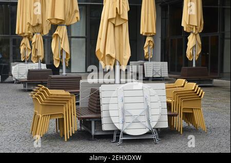 München. Februar 2021, 19th. Themenbild: Coronavirus-Pandemie/Folgen für die Gastronomie: Stühle und Tische übereinander gestapelt am 19. Februar 2021 in München. Quelle: dpa/Alamy Live News Stockfoto