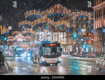 Ein Obus auf dem Newski Prospekt in St. Petersburg. Festliche Weihnachtsbeleuchtung in der Stadt. Stockfoto
