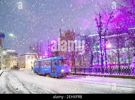 Winter auf Chistoprudny Boulevard in Moskau. Eine alte Straßenbahn fährt durch den Schnee. Stockfoto