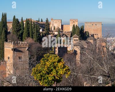 Erhöhter Blick über die Alhambra, die zum UNESCO-Weltkulturerbe gehört In Granada Spanien Stockfoto