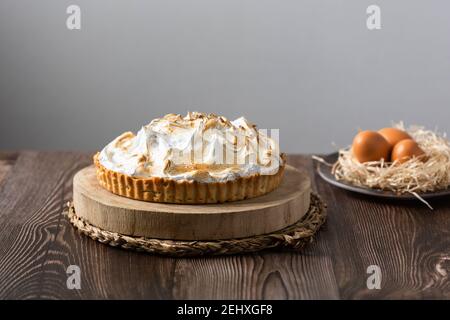 Zitronenkuchen auf Holz und Holztisch. Vorderansicht Stockfoto