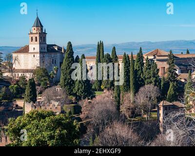 Erhöhter Blick über die Alhambra, die zum UNESCO-Weltkulturerbe gehört In Granada Spanien Stockfoto