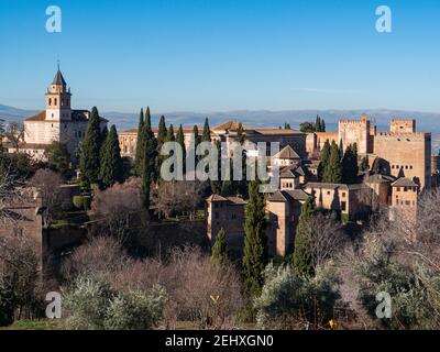 Erhöhter Blick über die Alhambra, die zum UNESCO-Weltkulturerbe gehört In Granada Spanien Stockfoto