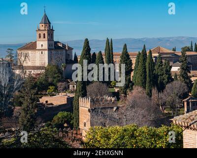 Erhöhter Blick über die Alhambra, die zum UNESCO-Weltkulturerbe gehört In Granada Spanien Stockfoto