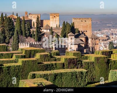 Erhöhter Blick über die Alhambra, die zum UNESCO-Weltkulturerbe gehört In Granada Spanien Stockfoto