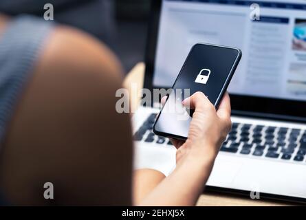 Phishing-, Handy-Hacker- oder Cyber-Betrug-Konzept. Passwort und Login-Pass-Code im Smartphone. Online-Sicherheitsbedrohung und -betrug. Weibliche Betrüger. Stockfoto