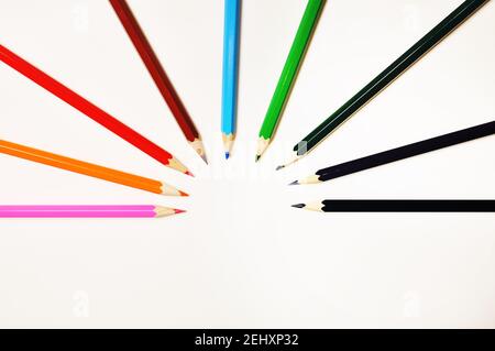 Bunte Bleistifte auf weißem Hintergrund. Draufsicht, Regenbogen grafisches Design. Speicherplatz kopieren Stockfoto