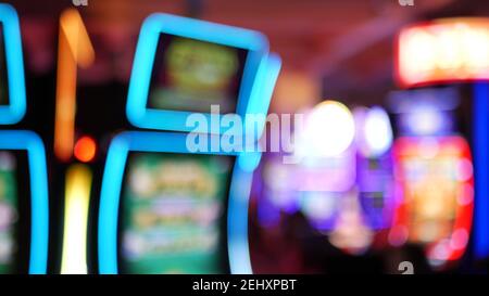 Unschärfe-Spielautomaten leuchten im Casino auf dem fabelhaften Las Vegas Strip, USA. Verschwommene Jackpot-Spielautomaten im Hotel in der Nähe der Fremont Street. Leuchtendes Neon Stockfoto