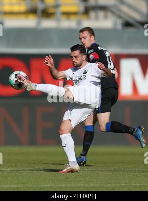 Paderborn, Deutschland. Februar 2021, 20th. Fußball: 2. Bundesliga, SC Paderborn 07 - SV Sandhausen, Matchday 22 in der Benteler-Arena. Paderborner Sebastian Schonlau (r) kämpft mit Besar Halimi (l) aus Sandhausen um den Ball. Quelle: Friso Gentsch/dpa - WICHTIGER HINWEIS: Gemäß den Bestimmungen der DFL Deutsche Fußball Liga und/oder des DFB Deutscher Fußball-Bund ist es untersagt, im Stadion und/oder des Spiels aufgenommene Fotos in Form von Sequenzbildern und/oder videoähnlichen Fotoserien zu verwenden oder zu verwenden./dpa/Alamy Live News Stockfoto