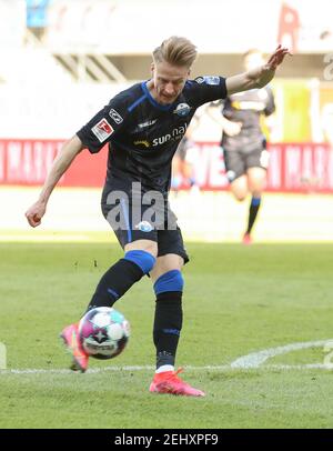 Paderborn, Deutschland. Februar 2021, 20th. Fußball: 2. Bundesliga, SC Paderborn 07 - SV Sandhausen, Matchday 22 in der Benteler-Arena. Paderborner Chris Führich schießt den Ball. Quelle: Friso Gentsch/dpa - WICHTIGER HINWEIS: Gemäß den Bestimmungen der DFL Deutsche Fußball Liga und/oder des DFB Deutscher Fußball-Bund ist es untersagt, im Stadion und/oder des Spiels aufgenommene Fotos in Form von Sequenzbildern und/oder videoähnlichen Fotoserien zu verwenden oder zu verwenden./dpa/Alamy Live News Stockfoto