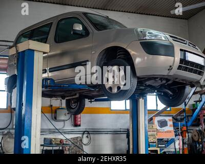 Auto angehoben auf einem Autolift in Auto-Service Stockfoto