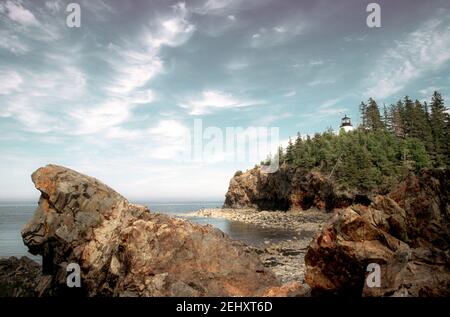 Ewls Head Lighthouse liegt an einem hohen Küstenpunkt in der Nähe von Rockland, Maine. Stockfoto