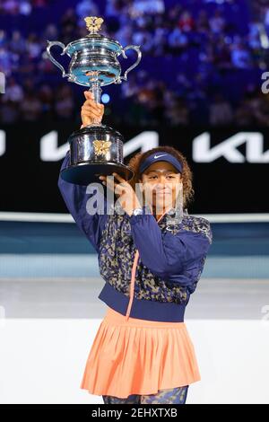 Melbourne, Australien. Februar 2021, 20th. 3rd Seed Naomi OSAKA aus Japan posiert für Fotos, nachdem sie am 13. Tag der Australian Open 2021 in der Rod Laver Arena in Melbourne, Australien, die 22nd Seed Jennifer BRADY aus den USA im Women's Singles Final Match besiegt hat. Sydney Low/Cal Sport Media. Kredit: csm/Alamy Live Nachrichten Stockfoto