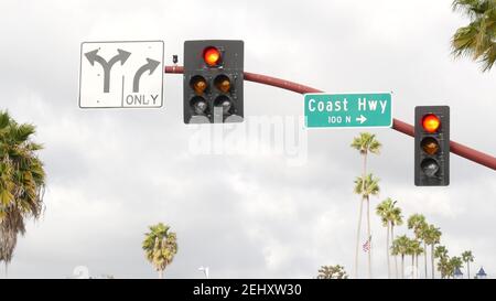 Pacific Coast Highway, historische Route 101 Straßenschild, Touristenziel in Kalifornien USA. Beschriftung auf Kreuzschild. Symbol der Sommerzeit t Stockfoto