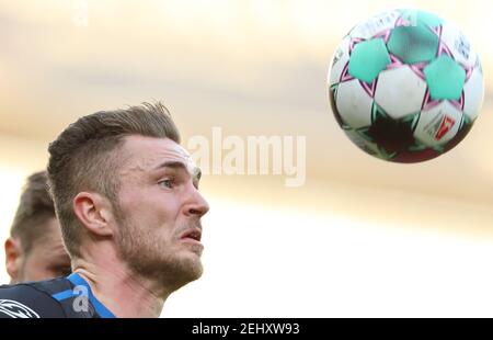 Paderborn, Deutschland. Februar 2021, 20th. Fußball: 2. Bundesliga, SC Paderborn 07 - SV Sandhausen, Matchday 22 in der Benteler-Arena. Paderborner Dennis Srbeny schaut auf den Ball. Quelle: Friso Gentsch/dpa - WICHTIGER HINWEIS: Gemäß den Bestimmungen der DFL Deutsche Fußball Liga und/oder des DFB Deutscher Fußball-Bund ist es untersagt, im Stadion und/oder des Spiels aufgenommene Fotos in Form von Sequenzbildern und/oder videoähnlichen Fotoserien zu verwenden oder zu verwenden./dpa/Alamy Live News Stockfoto