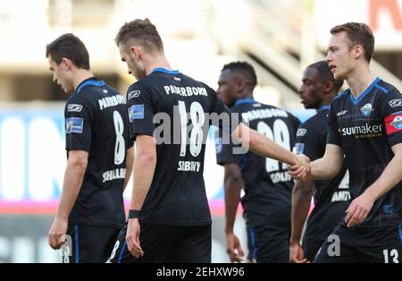 Paderborn, Deutschland. Februar 2021, 20th. Fußball: 2nd Bundesliga, SC Paderborn 07 - SV Sandhausen, Matchday 22 in der Benteler Arena. Paderborner Torschütze Dennis Srbeny (2nd v.l.) feiert mit Ron Schallenberg (l.) und Sebastian Schonlau (r.) sein Ziel von 1:1. Quelle: Friso Gentsch/dpa - WICHTIGER HINWEIS: Gemäß den Bestimmungen der DFL Deutsche Fußball Liga und/oder des DFB Deutscher Fußball-Bund ist es untersagt, im Stadion und/oder des Spiels aufgenommene Fotos in Form von Sequenzbildern und/oder videoähnlichen Fotoserien zu verwenden oder zu verwenden./dpa/Alamy Live News Stockfoto