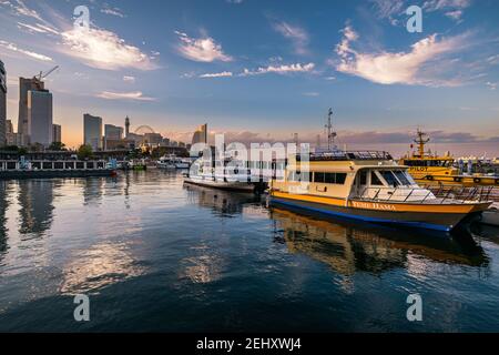 Boote dockten bei Sonnenuntergang an einem der Piers im Yokohama Ferry Terminal Bereich an. Stockfoto