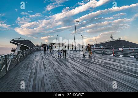 Sonnenuntergang am Yokohama International Port Terminal, einzigartiges Stück japanischer Verkehrsinfrastruktur, entworfen von Farshid Moussavi. Stockfoto